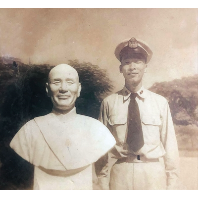 陳書藩（右）完成蔣公塑像，曾獲馬紀壯總司令召見表揚。（圖／王士珍）