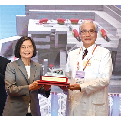 北榮院長陳威明（右）將北榮重粒子癌症治療中心模型獻給蔡總統（左）。（圖／林建榮）