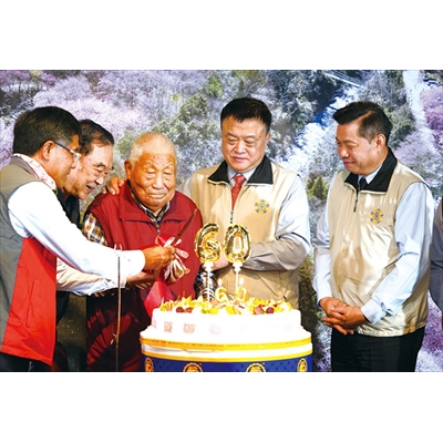 姜副主委（右二）陪同九十六歲的前場長張民善（右三）切蛋糕，祝武陵農場生日快樂。（圖／武陵農場）