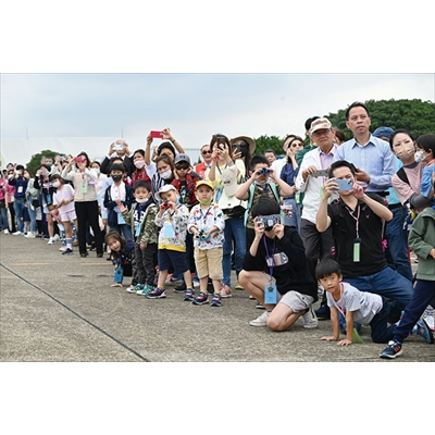 桃園市榮服處的遺孤學子等，在空軍新竹基地參觀戰鬥機飛行表演。（圖／林建榮）