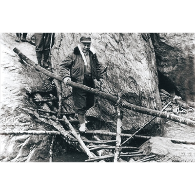 隆冬中，輔導會主委蔣經國視察北橫施工，走過架在溪面的木架便橋。（圖／取自榮民文化網）