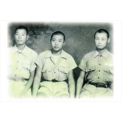 民國38年11月間，黎錫鈞（左一）於古寧頭戰後，偕同班戰友劉香（中）、李慶雲合影「慶生」。