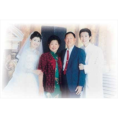 民國九十一年間，許榮、陳金菊伉儷（中）和新婚兒媳勇信、林品均合影。